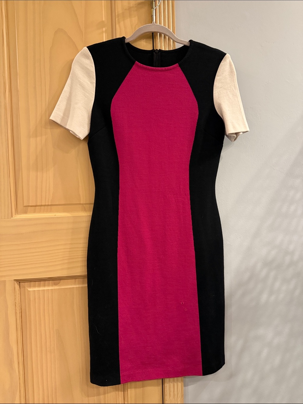 St. John Knit Colorblock Sheath Dress Black Pink Ivory Short Sleeve Women’s 8